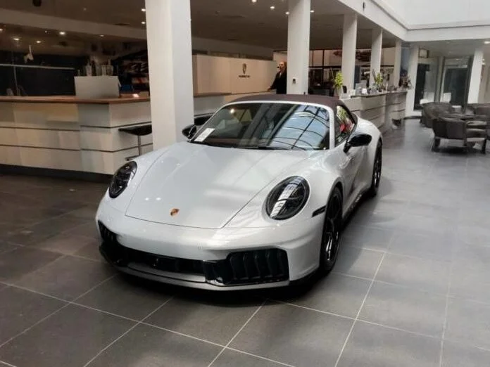 Porsche 992 Carrera 4 GTS